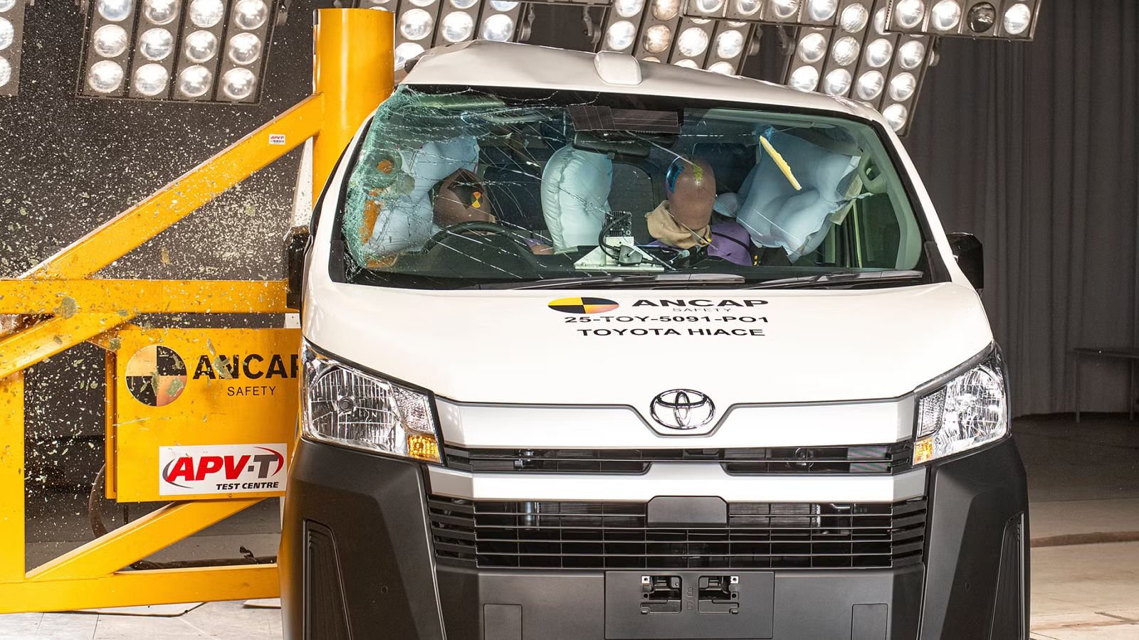 Toyota HiAce and Mitsubishi Outlander Front view，Toyota HiAce and Mitsubishi Outlander top view