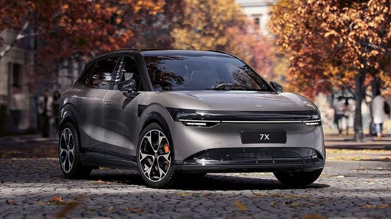 Zeekr 7X side view