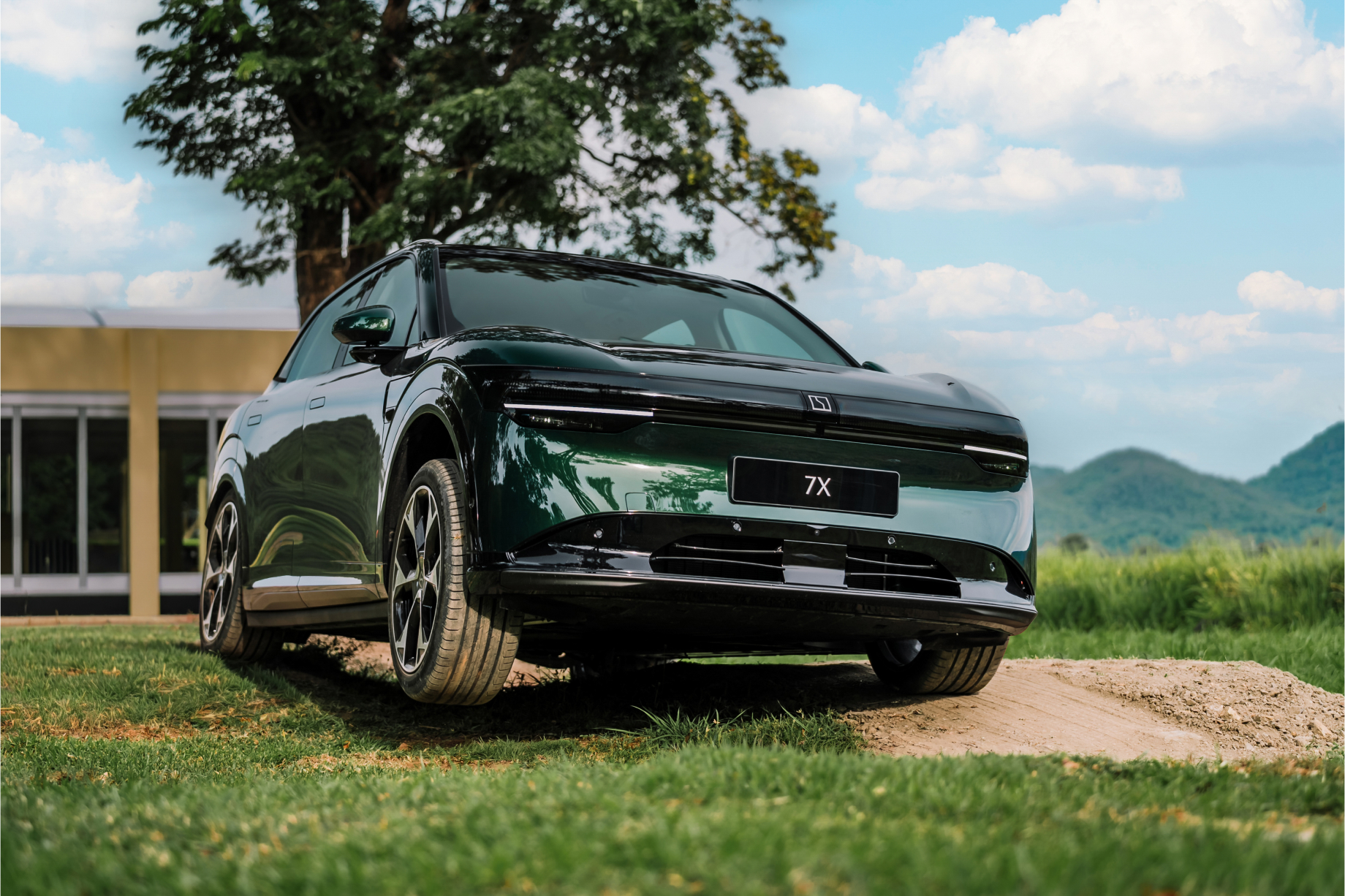 Zeekr 7x driving on rugged roads