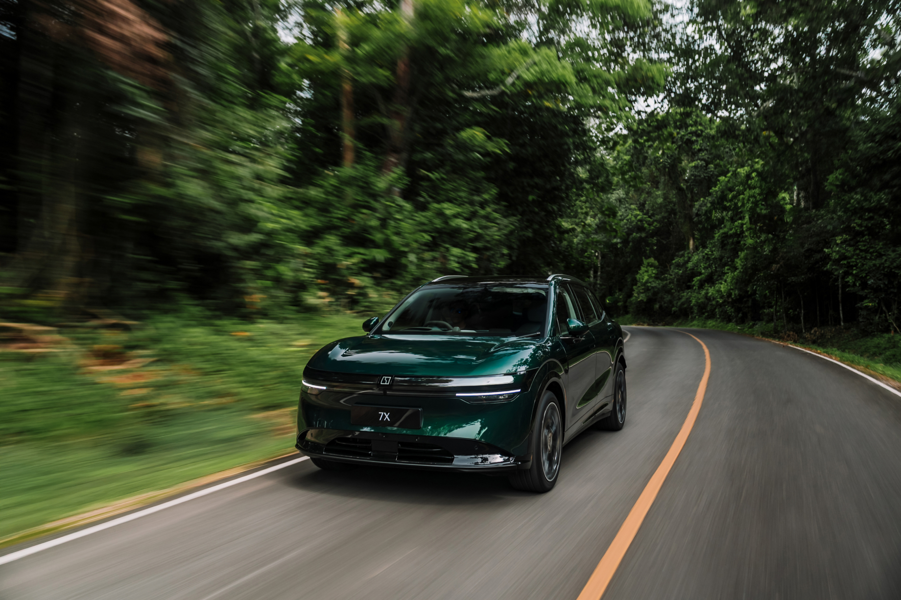 Zeekr 7x driving on the road