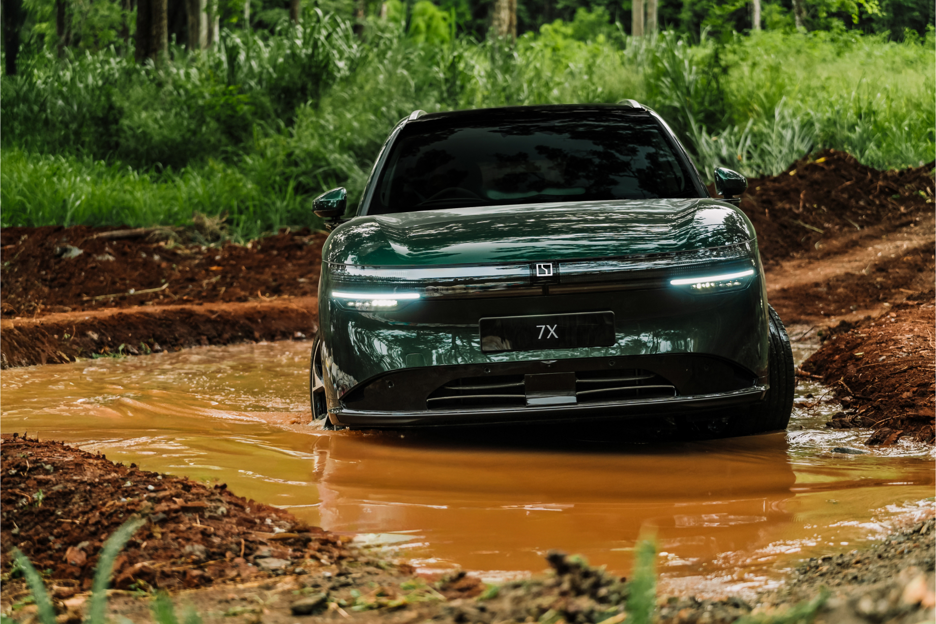 Zeekr 7x driving on unpaved roads