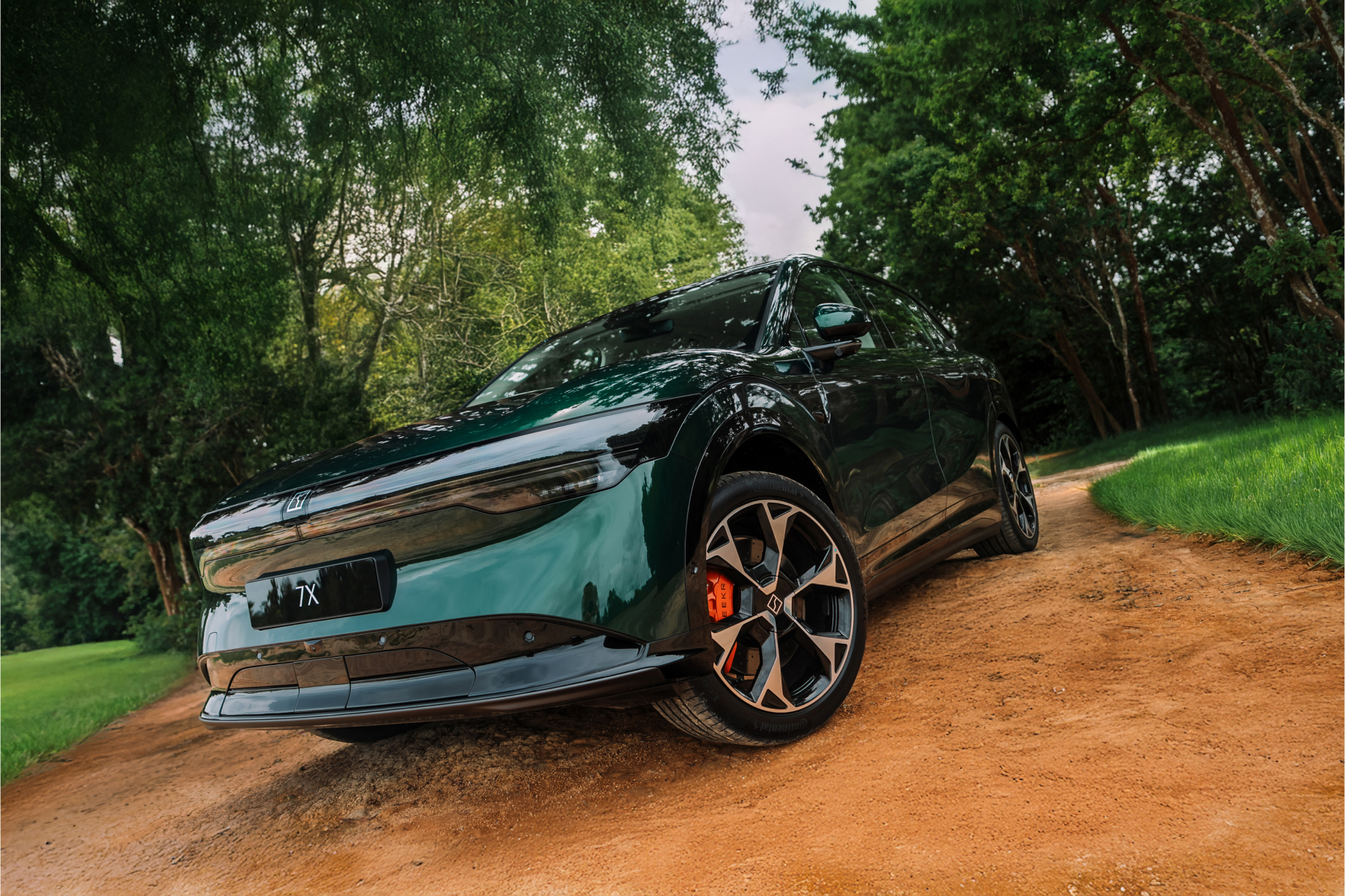 Zeekr 7x driving on unpaved roads