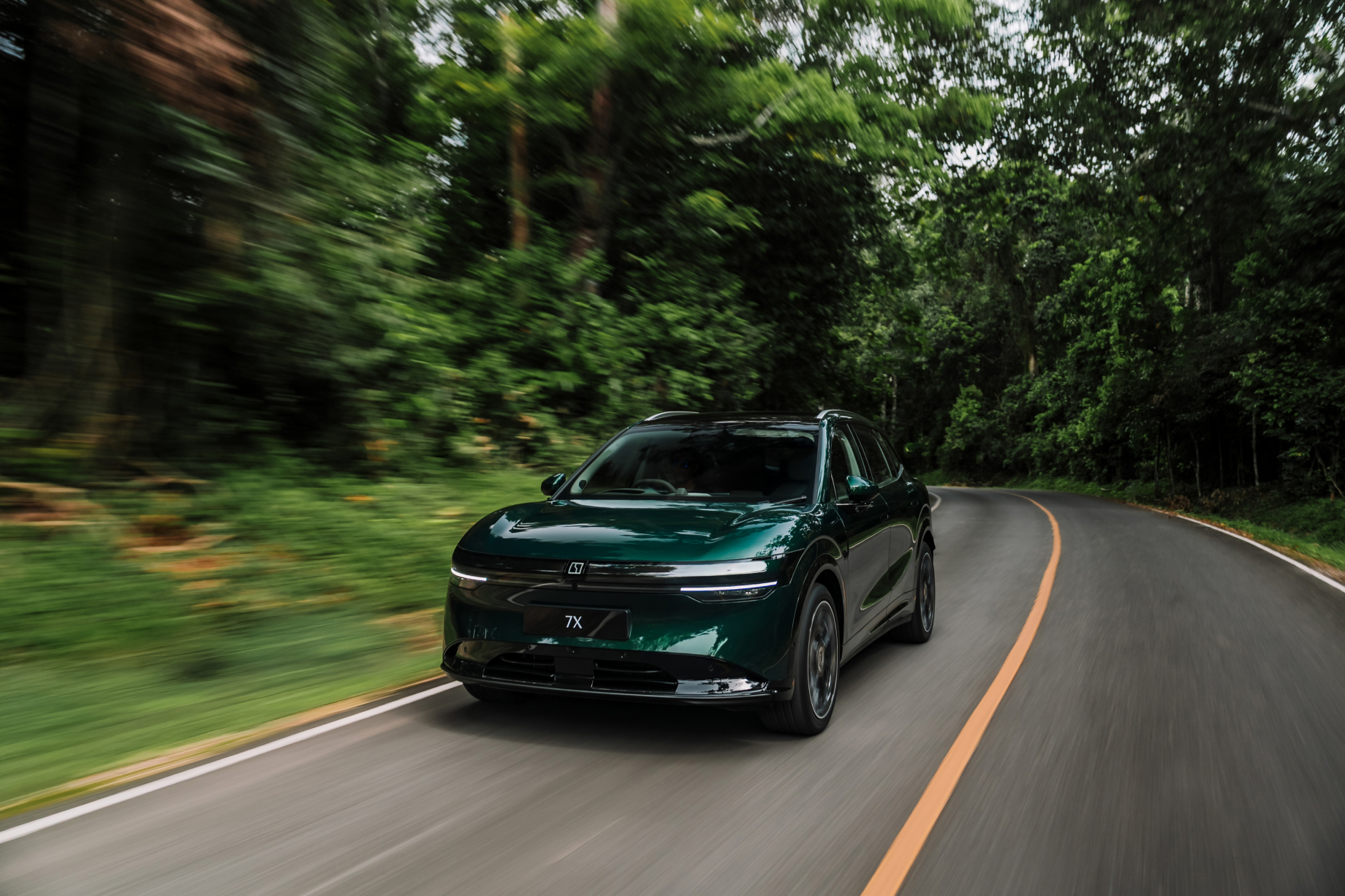 Zeekr 7xกำลังวิ่งบนถนน