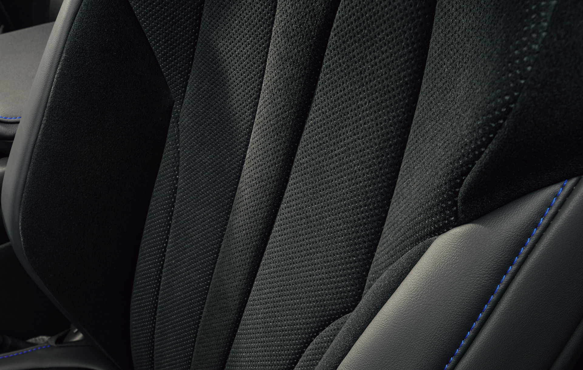 ที่นั่งสปอร์ต RZ 600e (รุ่นพิเศษสีดำพร้อมการเย็บด้ายสีน้ำเงิน)