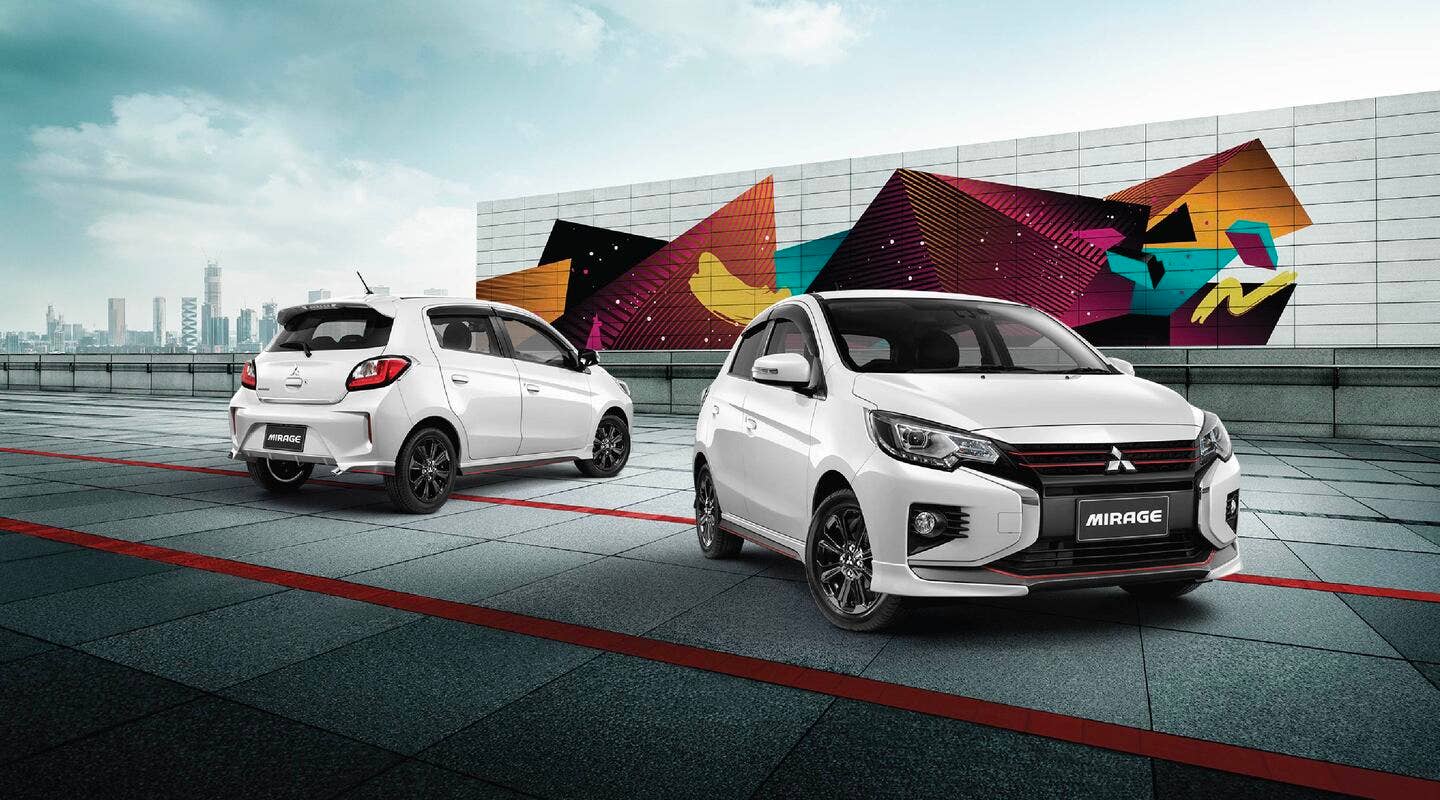 มิตซูบิชิ มิราจจอดอยู่หน้าภาพจิตรกรรมฝาผนังที่มีสีสัน