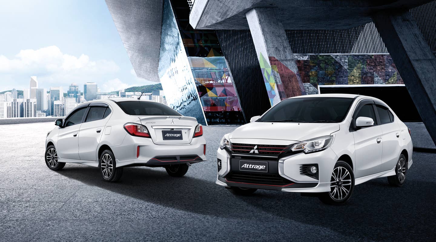 มิตซูบิชิ แอททราจ มุมมองด้านหน้าและด้านหลังในทัศนียภาพเมืองสมัยใหม่
