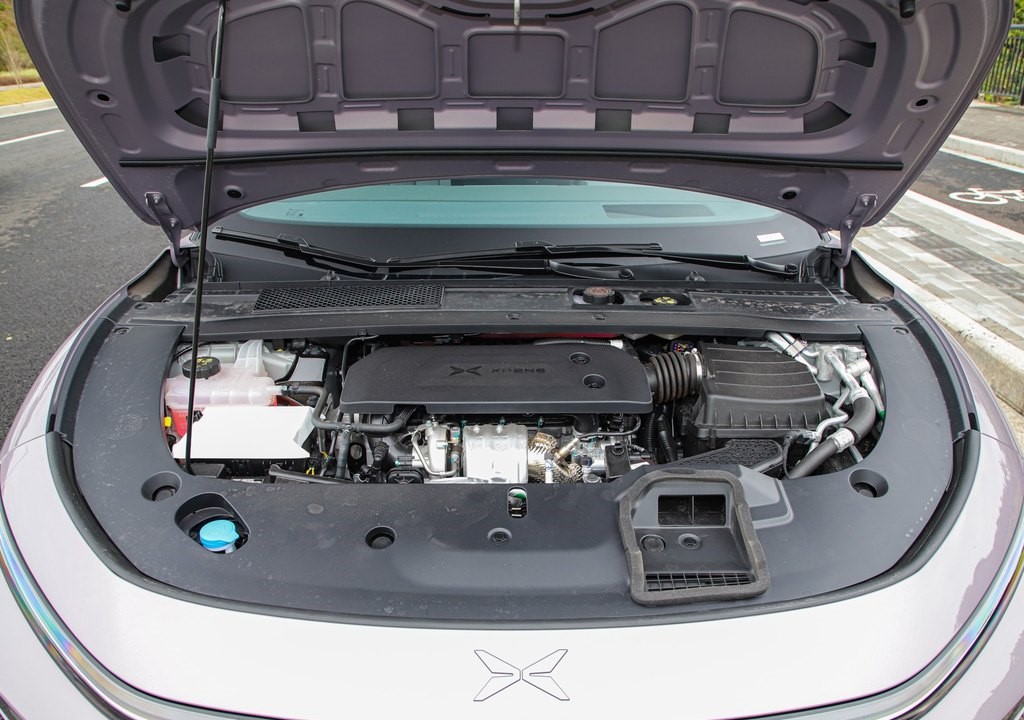Xpeng P7+ engine compartment detail