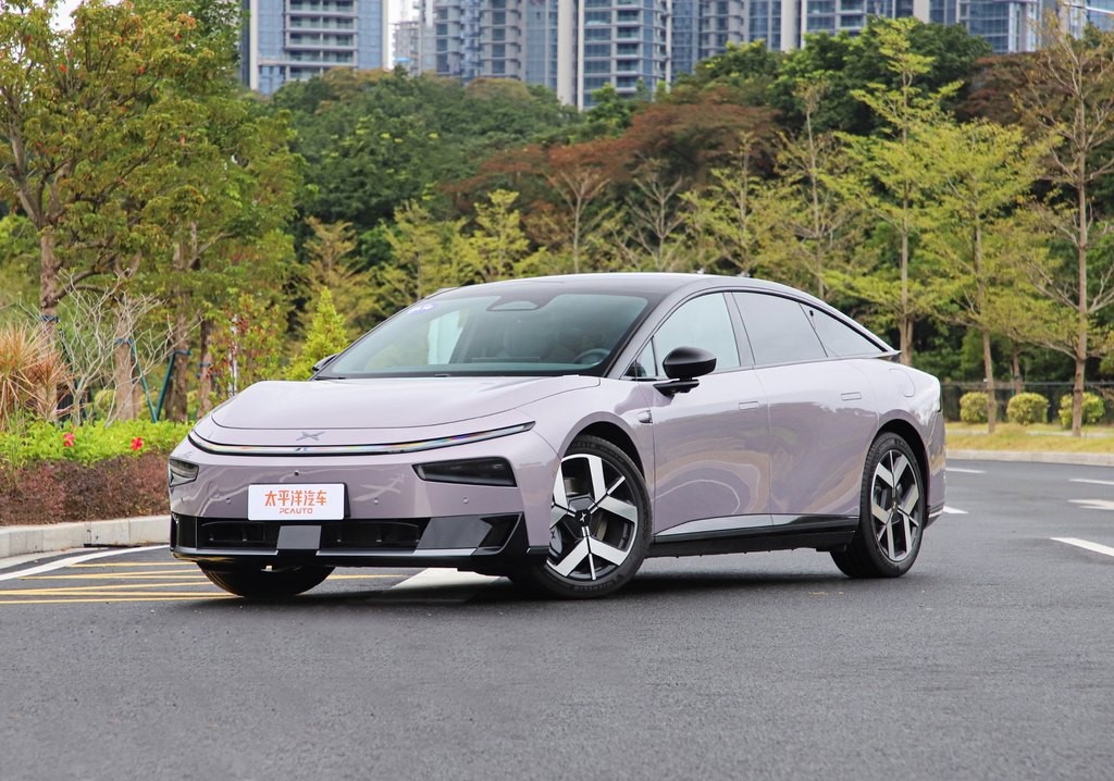 Xpeng P7+ side view in a city road