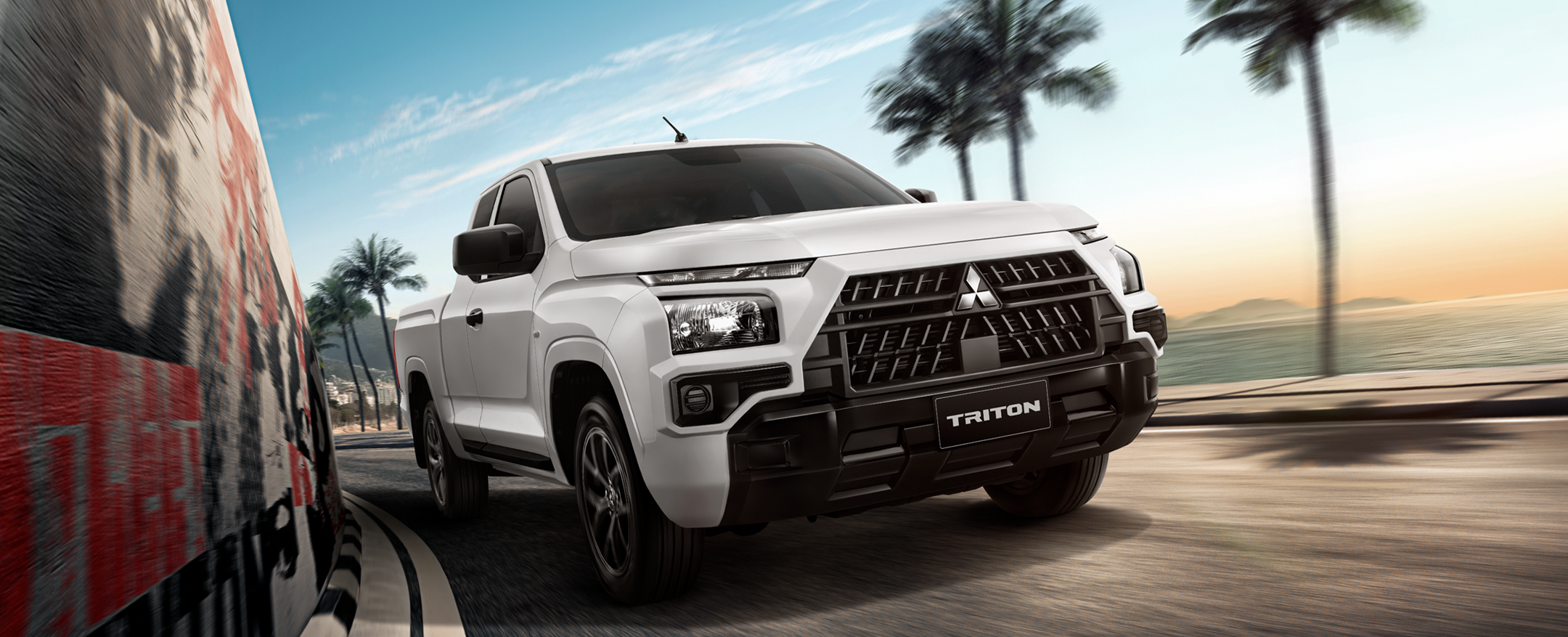 Mitsubishi Triton Street กำลังวิ่งบนถนนเลียบชายฝั่ง
