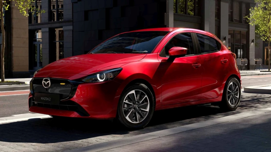 รายละเอียดกระจังหน้าของ Mazda2 สีแดงในงานเปิดตัวบนถนนในเมือง