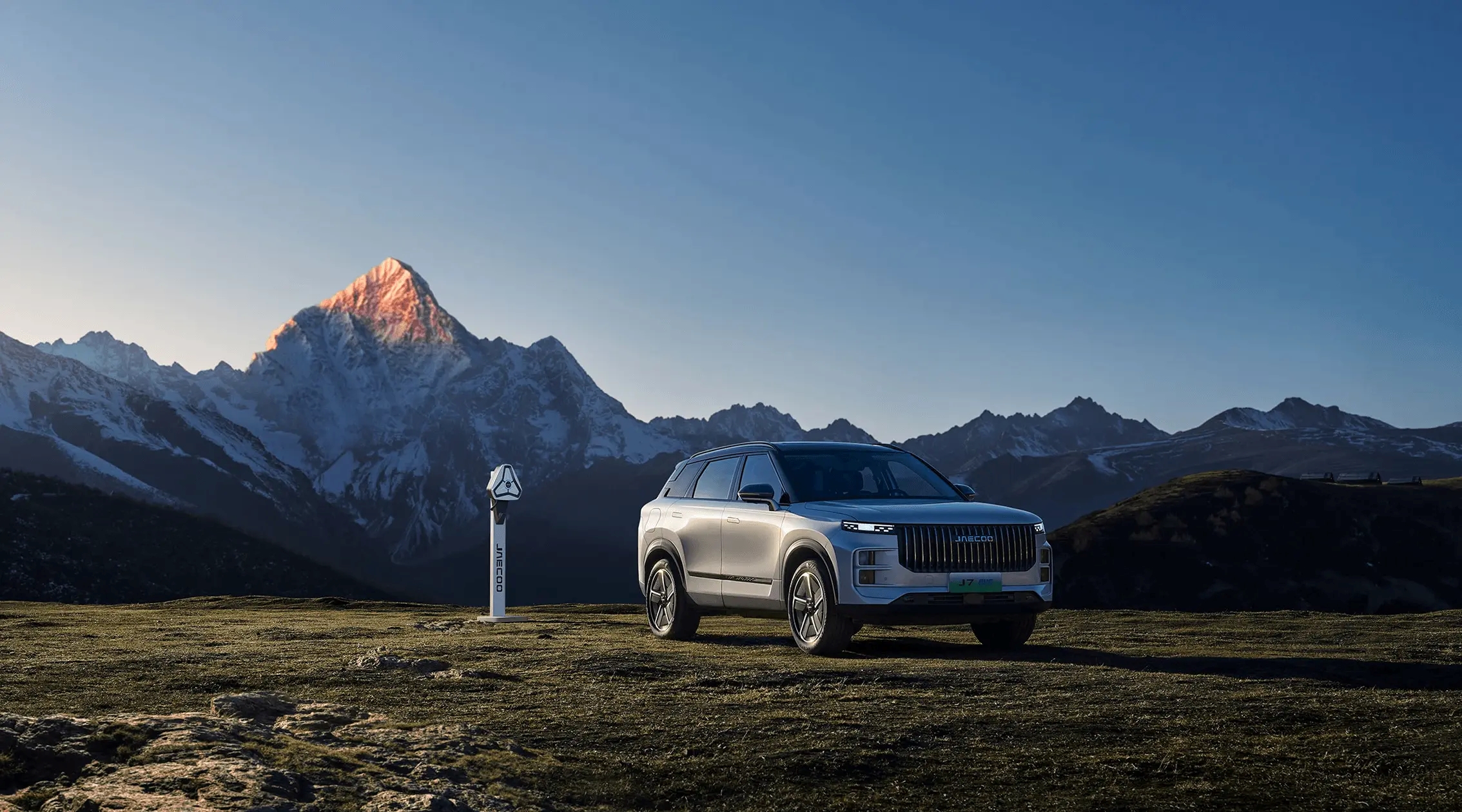 Jaecoo J7 in snowy mountain landscape