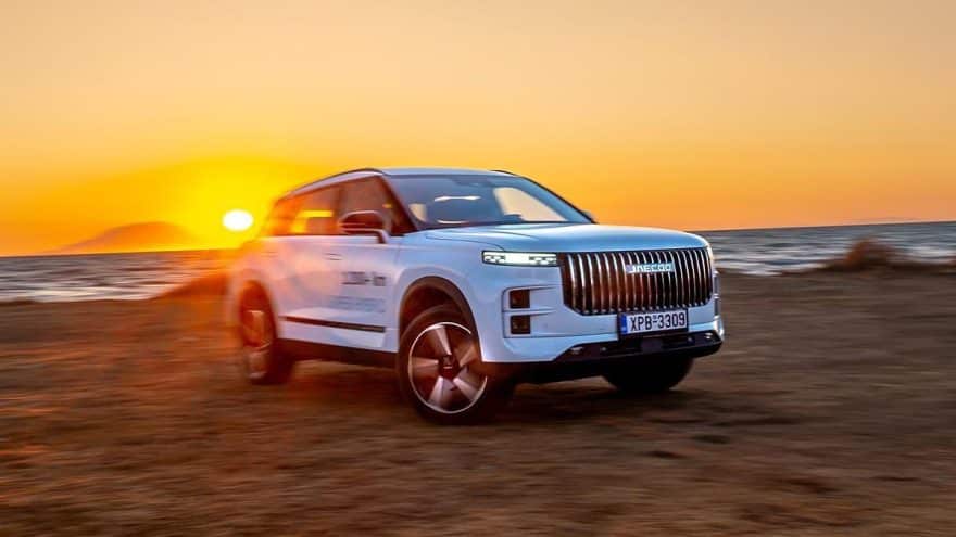 Jaecoo J7 front view in coastal sunset