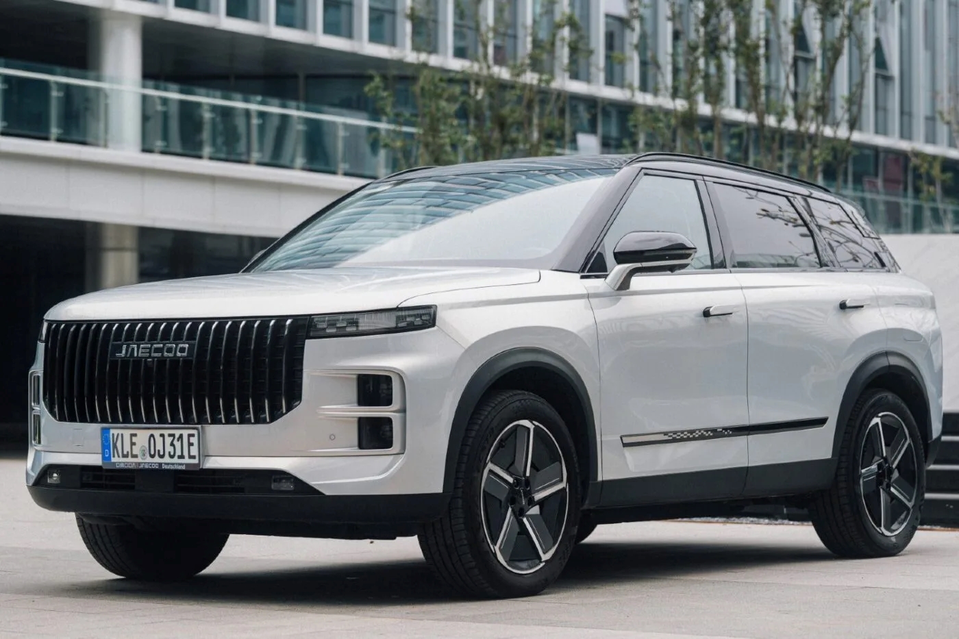 2025 Jaecoo J7 front view in city exterior