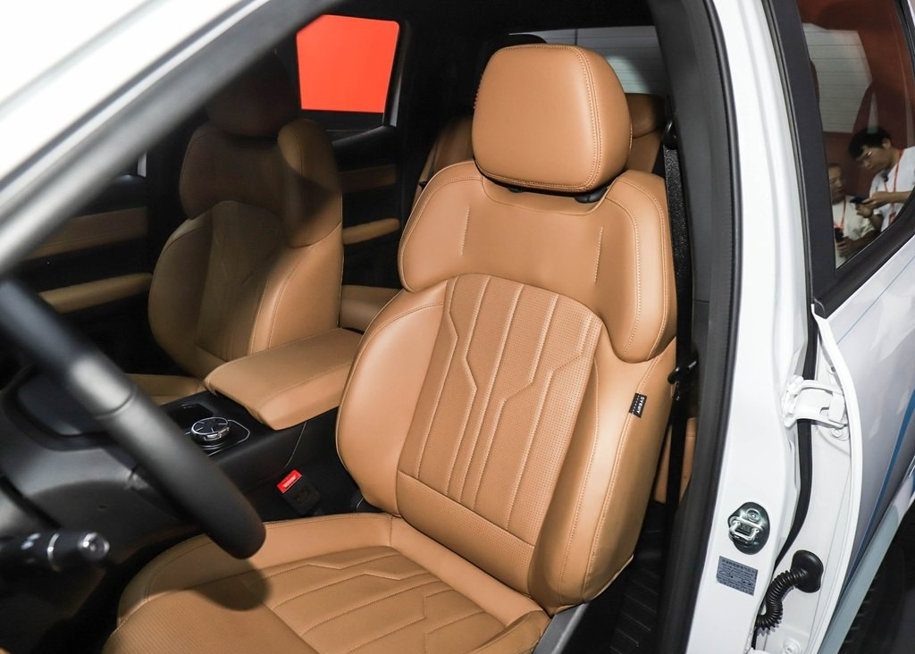 รายละเอียดเบาะที่นั่งภายในของ Chery RELY R08 EV ในงานเปิดตัว