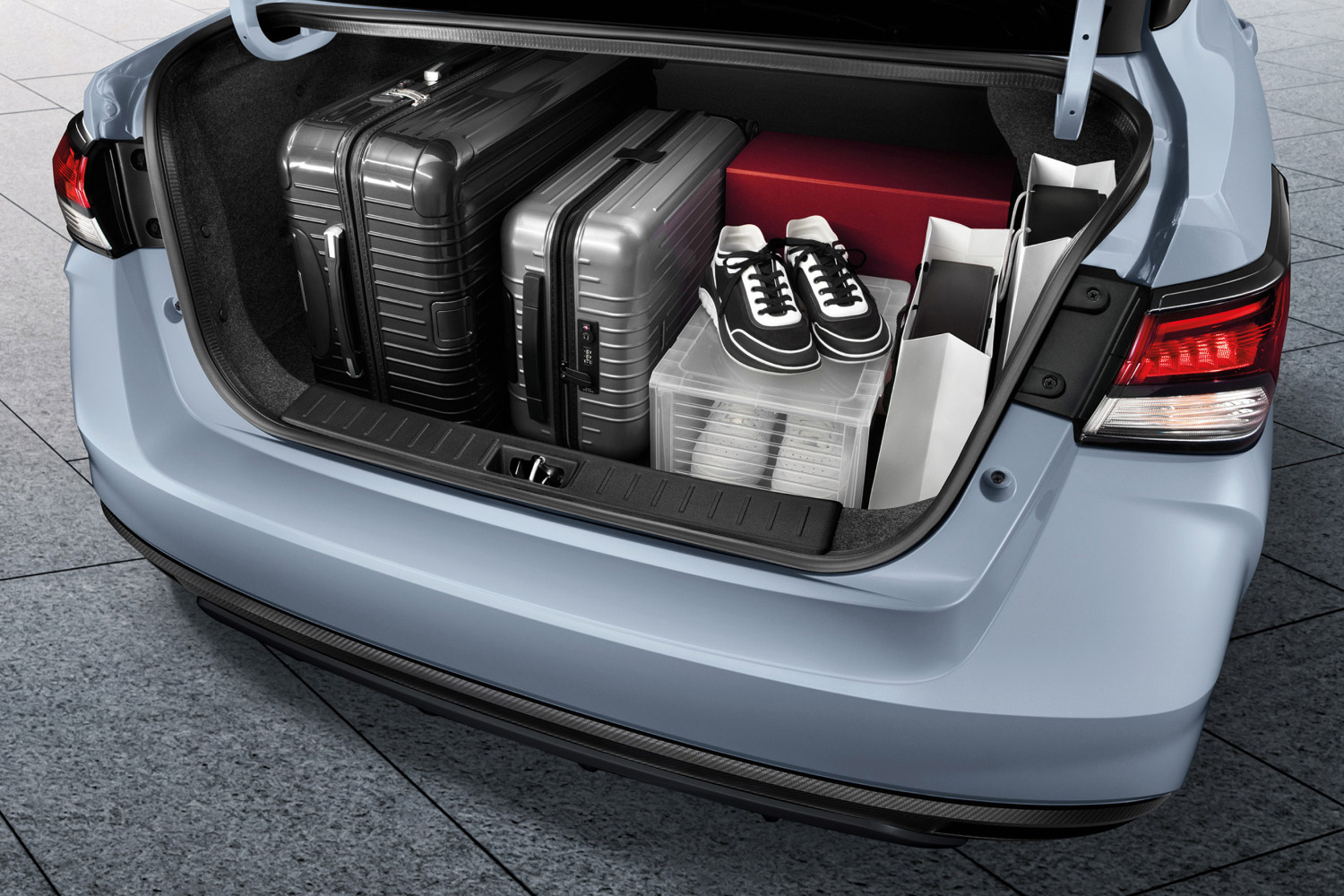 นิสสัน อัลเมร่า รายละเอียดพื้นที่เก็บสัมภาระด้านหลังพร้อมกระเป๋าเดินทาง