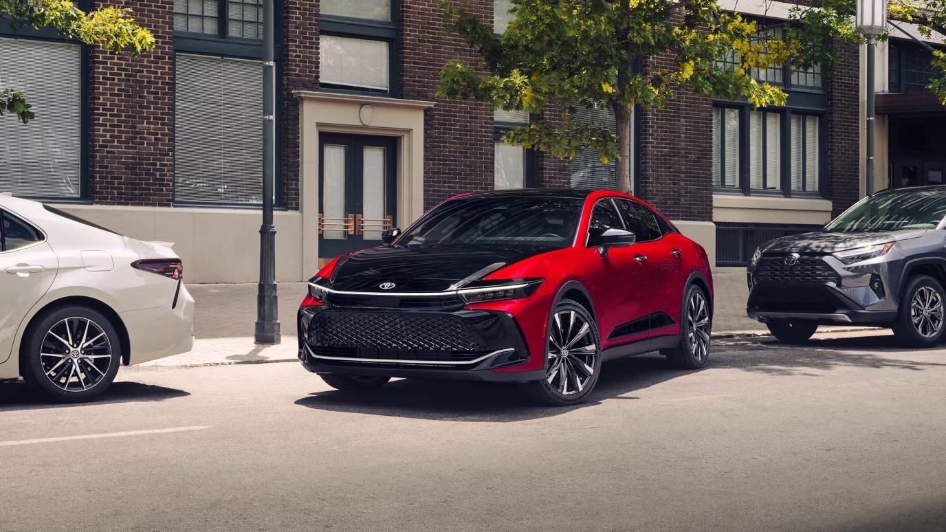 2025 Toyota Crown Crossover รายละเอียดกระจังหน้าด้านหน้าในงานเปิดตัวบนถนนในเมือง