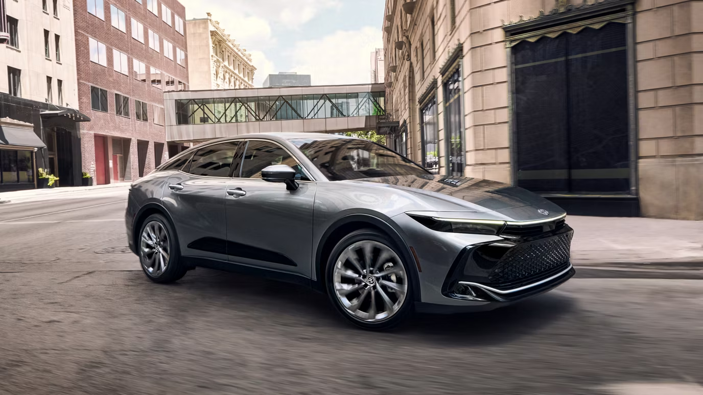 2025 Toyota Crown Crossover มุมมองด้านข้างในงานเปิดตัวบนถนนในเมือง