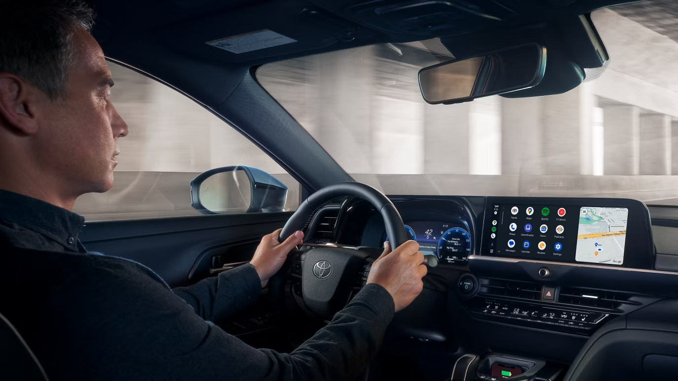 ห้องโดยสารภายในของ 2025 Toyota Crown Crossover พร้อมระบบคนขับและอินโฟเทนเมนต์