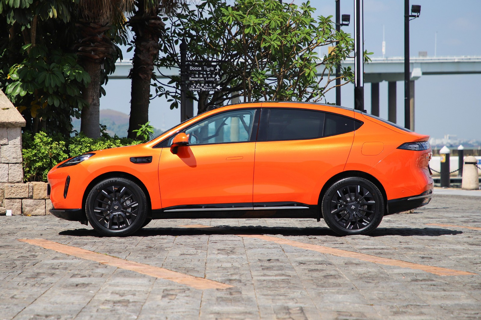 รูปภาพภายนอก GAC AION Hyptec HT