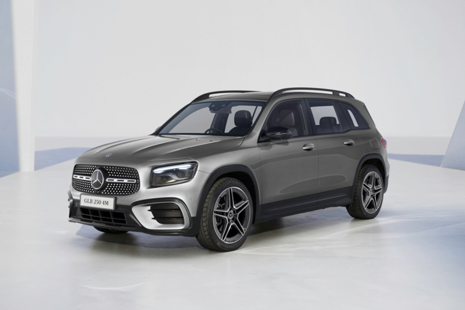 2024 Mercedes-Benz GLB 250 4Matic AMG Line photo