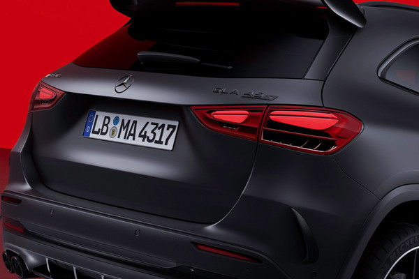 Mercedes-Benz AMG GLA Official