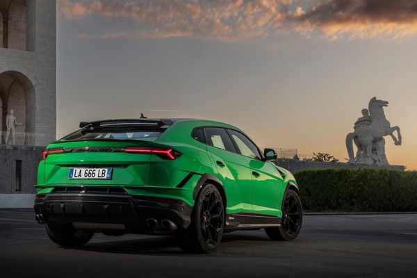 Lamborghini Urus Official