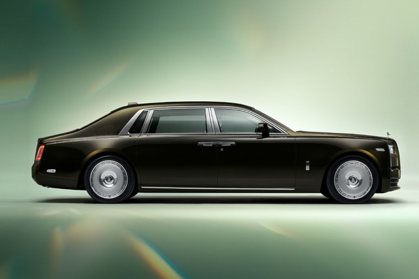 Rolls Royce Phantom Official