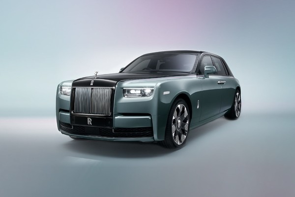 Rolls Royce Phantom Official