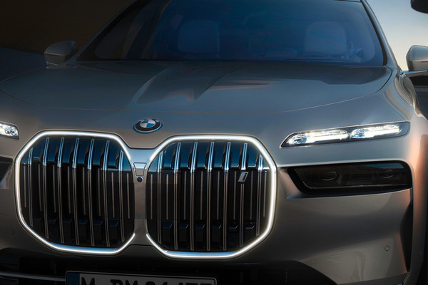 BMW i7 Official