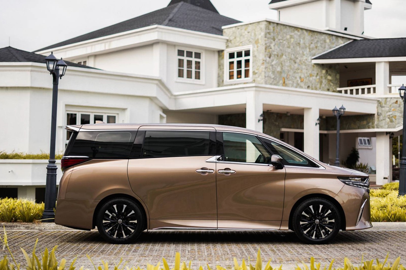 2023 Toyota Alphard photo