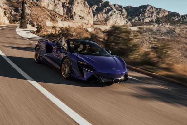 McLaren Artura 2024 photo