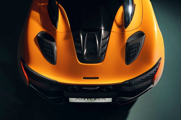McLaren Artura 2024 photo