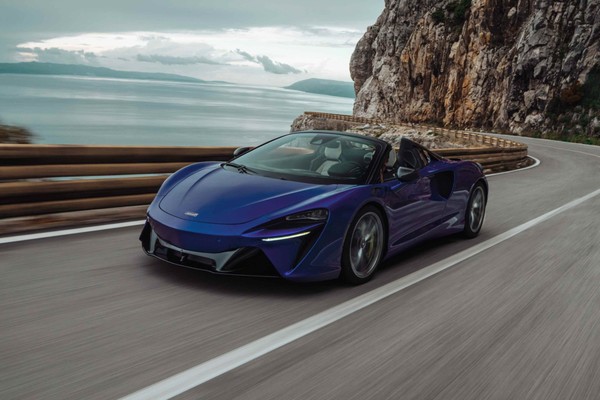 McLaren Artura 2024 photo
