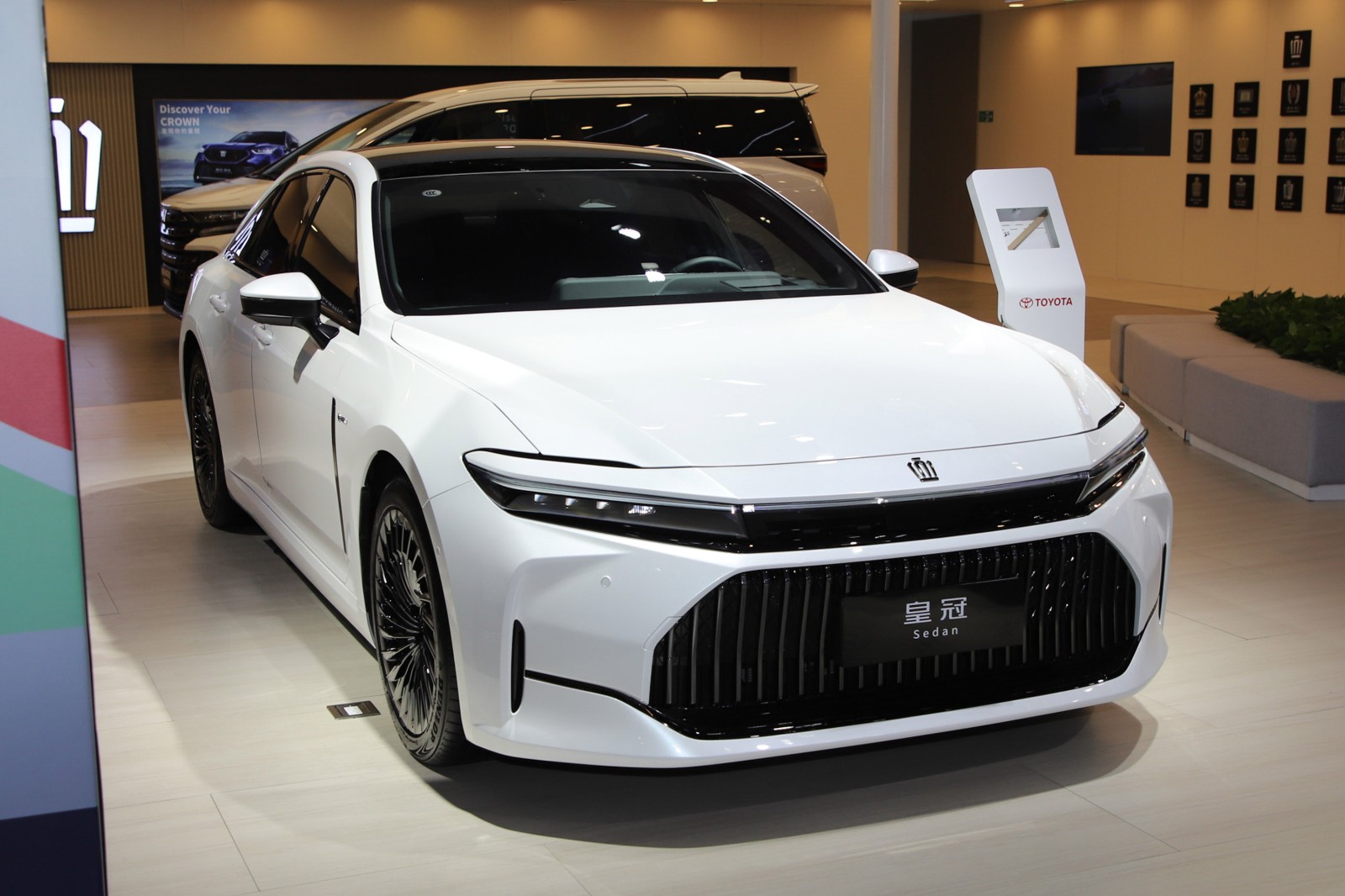 Toyota Crown CN-spec photo