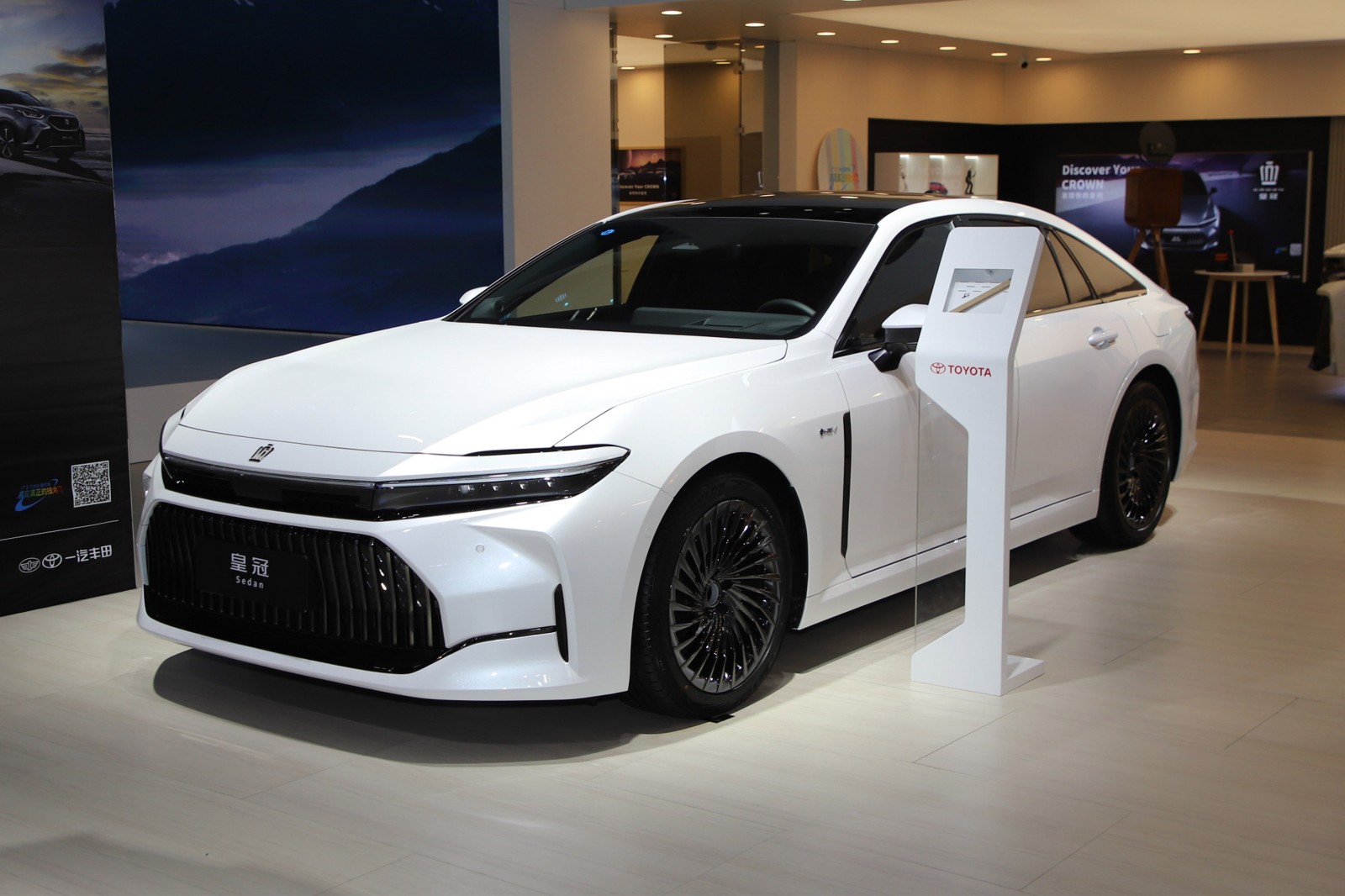 Toyota Crown CN-spec photo