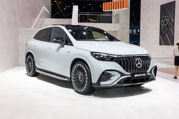 Mercedes-Benz AMG EQE SUV photo