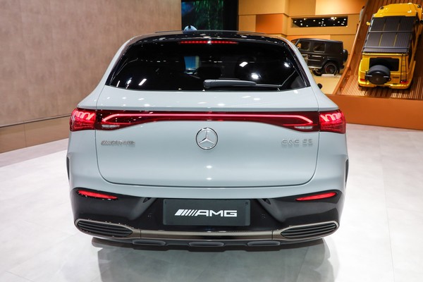 Mercedes-Benz AMG EQE SUV photo