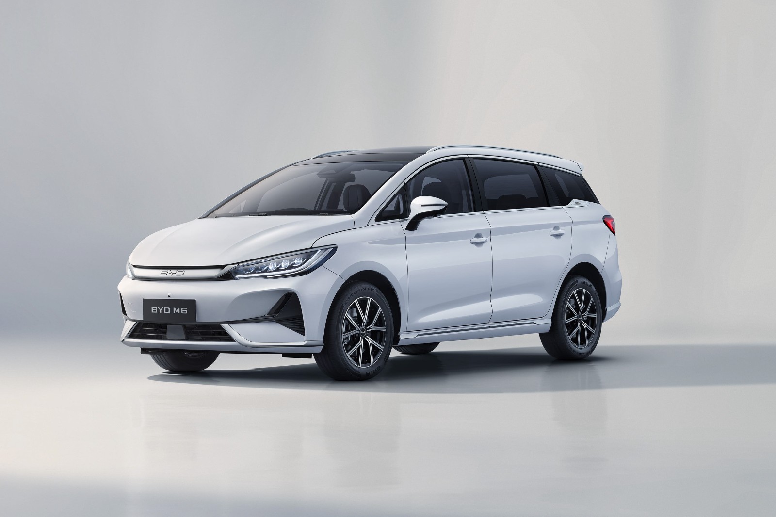2024 BYD M6 Superior Range photo