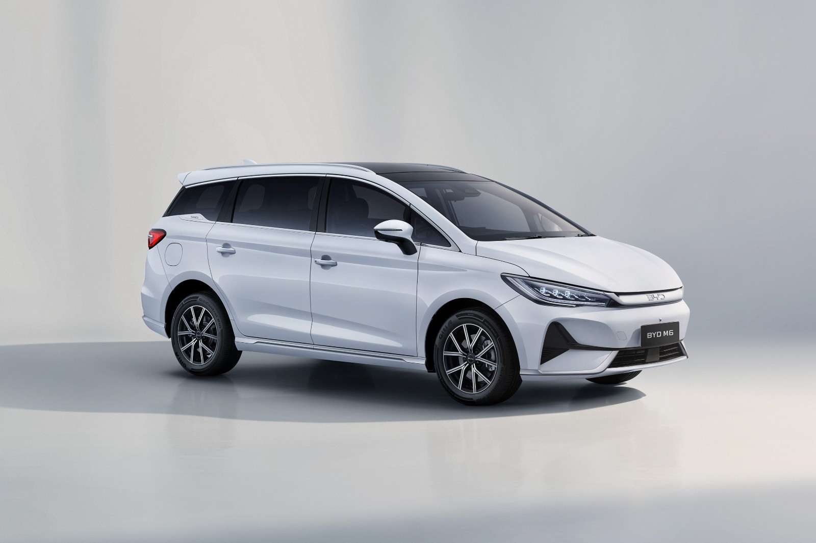 2024 BYD M6 Superior Range photo