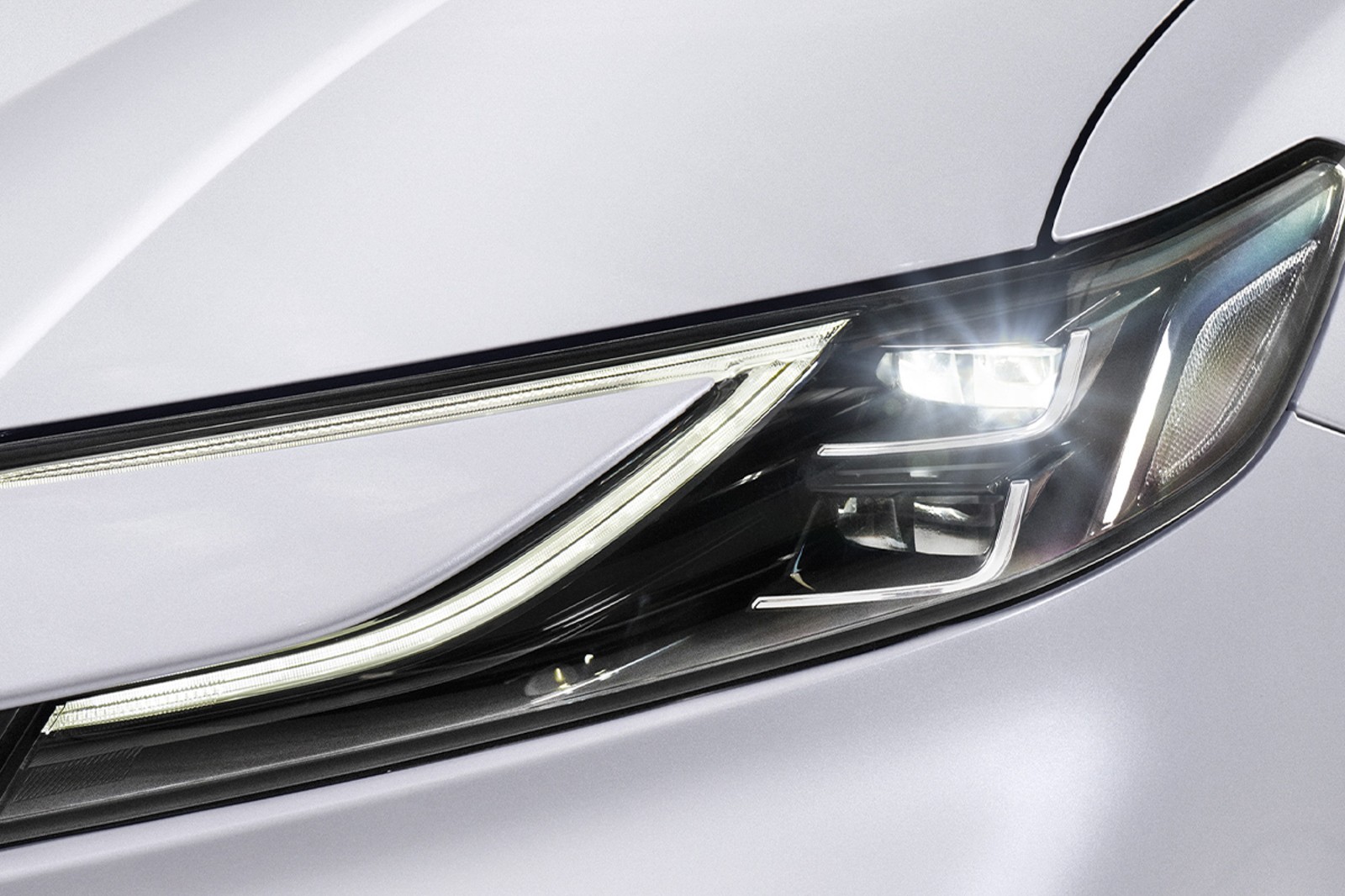 2025 Toyota Camry 2.5 HEV photo