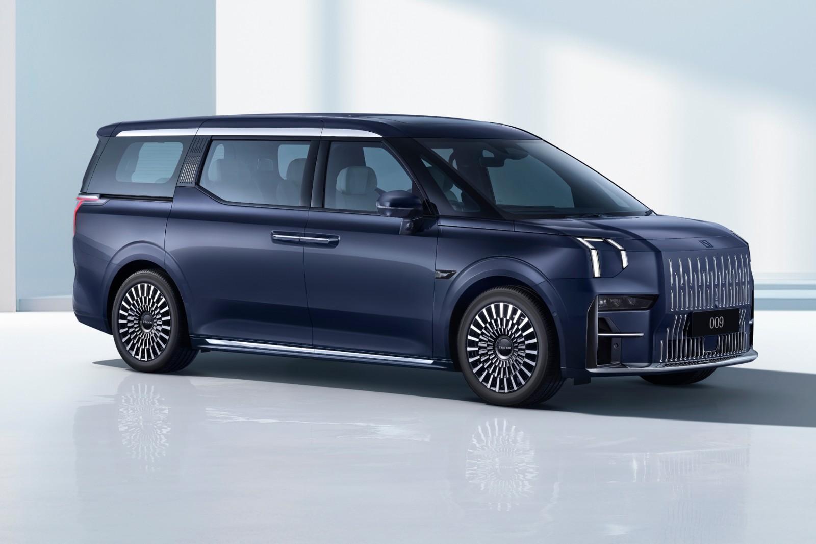 2024 ZEEKR 009 Ultra Luxury photo