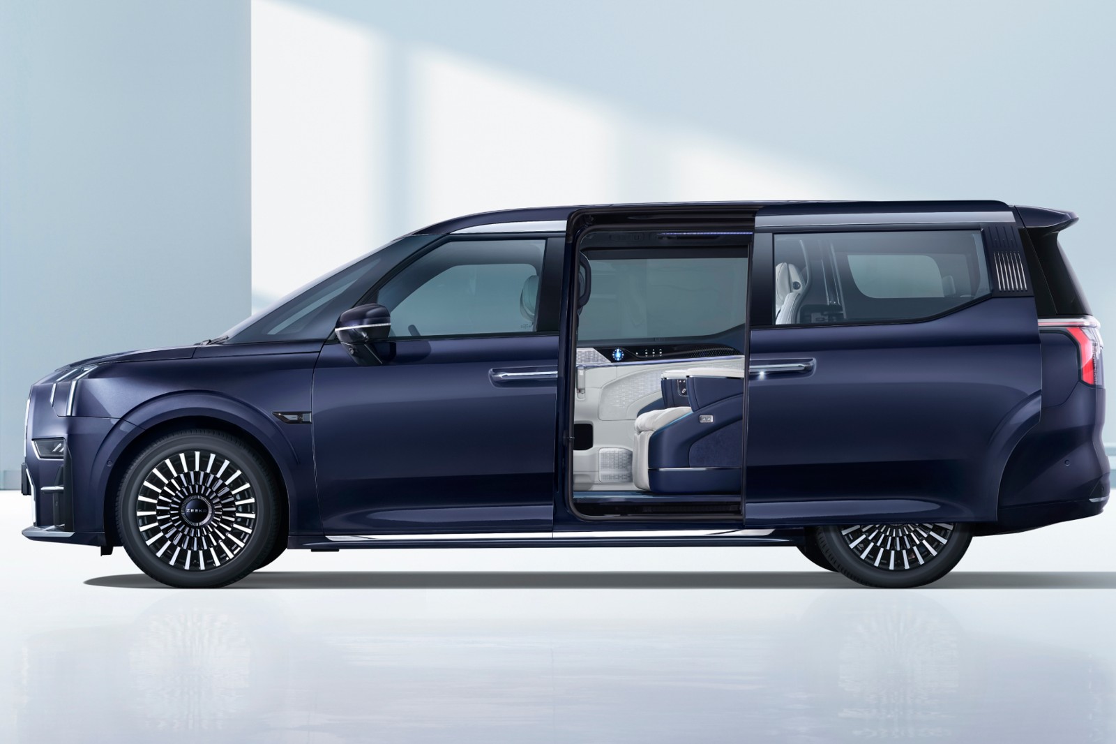 2024 ZEEKR 009 Ultra Luxury photo