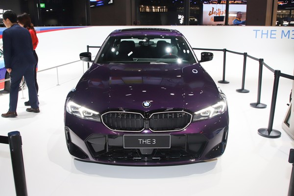 BMW 3 Series photo