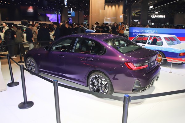BMW 3 Series photo