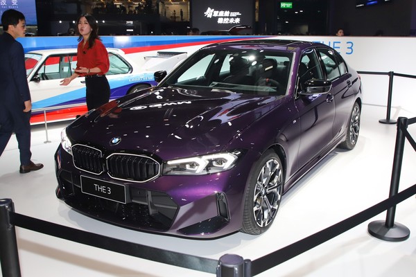 BMW 3 Series photo