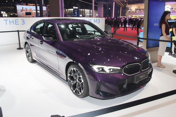 BMW 3 Series photo