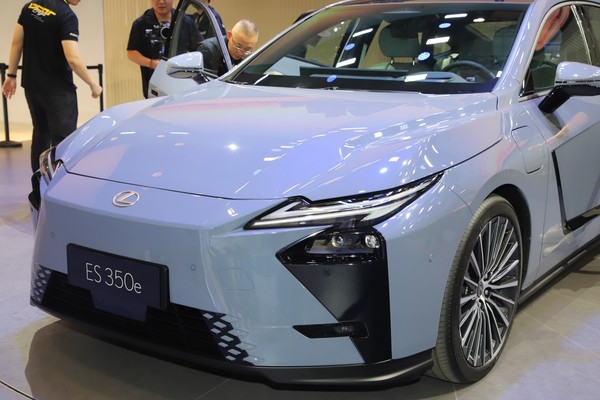 Lexus ES Exterior