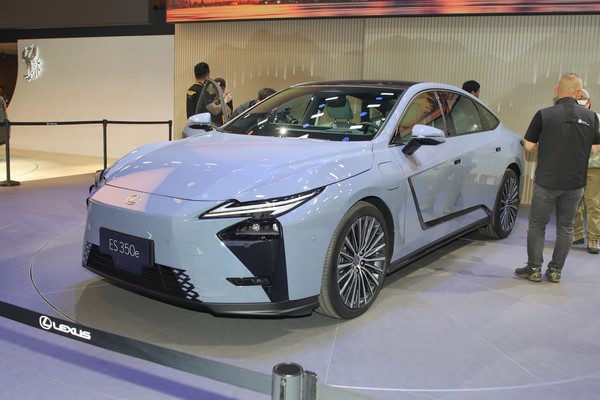 Lexus ES Exterior