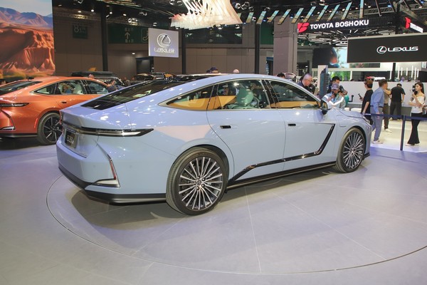 Lexus ES Exterior
