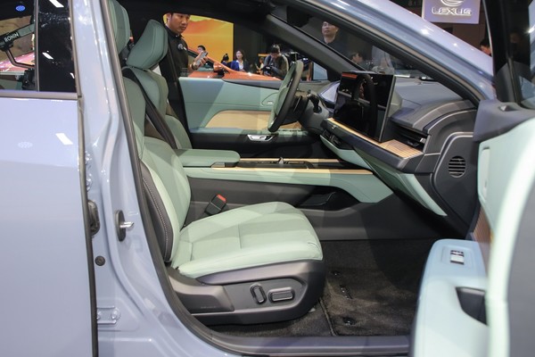 Lexus ES Space